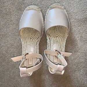 BOGO : Hobo flat sandals with adjustable strap